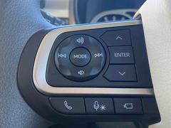 電動スライドドアは運転席横スイッチからも開閉できます。時計のボタンは『オープン予約機能』スイッチです。ボタンを押しておくとお戻りの際に、近づくだけで自動で開錠し自動でスライドドアがオープンします！ 5