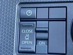 電動スライドドアは運転席横スイッチからも開閉できます。時計のボタンは『オープン予約機能』スイッチです。ボタンを押しておくとお戻りの際に、近づくだけで自動で開錠し自動でスライドドアがオープンします！ 4