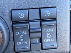 電動スライドドアは運転席横スイッチからも開閉できます。時計のボタンは『オープン予約機能』スイッチです。ボタンを押しておくとお戻りの際に、近づくだけで自動で開錠し自動でスライドドアがオープンします！ 5