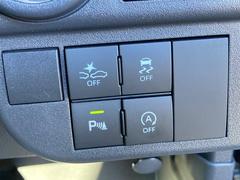 運転席横にあるスイッチです。スマートアシストやアイドリングストップ、横滑り防止機能をＯＦＦにするもの、オートハイビーム機能をＯＮにするものです。 6
