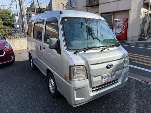 サンバーバン トランスポーター　ワンオーナー　パワーウィンドウ　キーレスエントリー　純正ＣＤ／ＡＭＦＭラジオ　ＥＴＣ　ドアバイザー　スタッドレスタイヤ装着（4枚目）