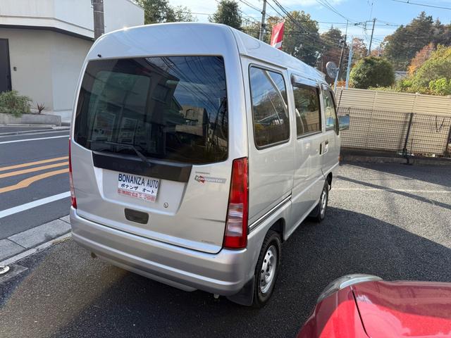 サンバーバン トランスポーター　ワンオーナー　パワーウィンドウ　キーレスエントリー　純正ＣＤ／ＡＭＦＭラジオ　ＥＴＣ　ドアバイザー　スタッドレスタイヤ装着（8枚目）