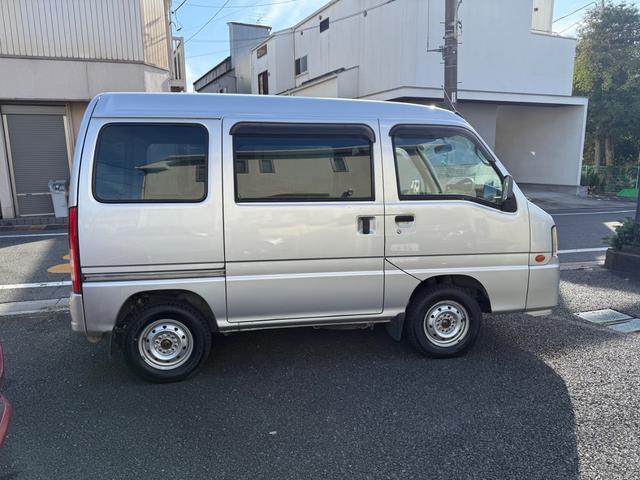 サンバーバン トランスポーター　ワンオーナー　パワーウィンドウ　キーレスエントリー　純正ＣＤ／ＡＭＦＭラジオ　ＥＴＣ　ドアバイザー　スタッドレスタイヤ装着（9枚目）