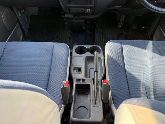 サンバーバン トランスポーター　ワンオーナー　パワーウィンドウ　キーレスエントリー　純正ＣＤ／ＡＭＦＭラジオ　ＥＴＣ　ドアバイザー　スタッドレスタイヤ装着（21枚目）