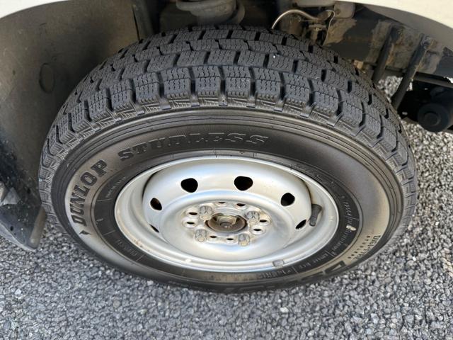 サンバーバン トランスポーター　ワンオーナー　パワーウィンドウ　キーレスエントリー　純正ＣＤ／ＡＭＦＭラジオ　ＥＴＣ　ドアバイザー　スタッドレスタイヤ装着（22枚目）