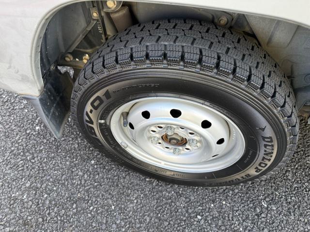 サンバーバン トランスポーター　ワンオーナー　パワーウィンドウ　キーレスエントリー　純正ＣＤ／ＡＭＦＭラジオ　ＥＴＣ　ドアバイザー　スタッドレスタイヤ装着（23枚目）