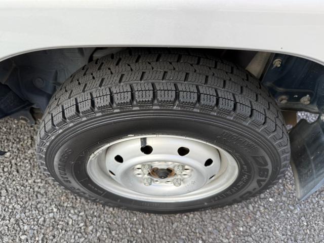 サンバーバン トランスポーター　ワンオーナー　パワーウィンドウ　キーレスエントリー　純正ＣＤ／ＡＭＦＭラジオ　ＥＴＣ　ドアバイザー　スタッドレスタイヤ装着（24枚目）