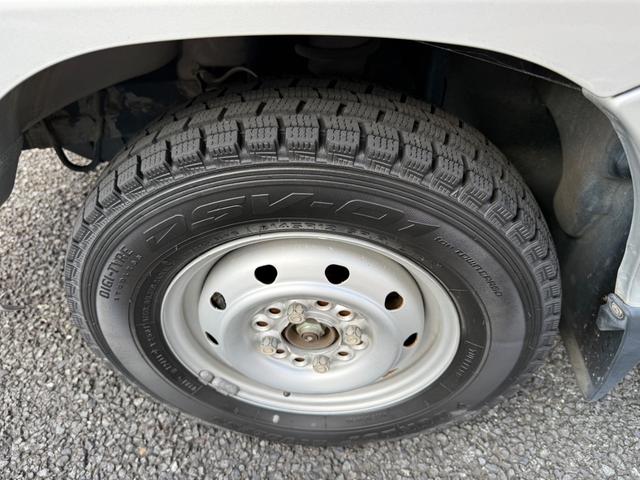 サンバーバン トランスポーター　ワンオーナー　パワーウィンドウ　キーレスエントリー　純正ＣＤ／ＡＭＦＭラジオ　ＥＴＣ　ドアバイザー　スタッドレスタイヤ装着（25枚目）