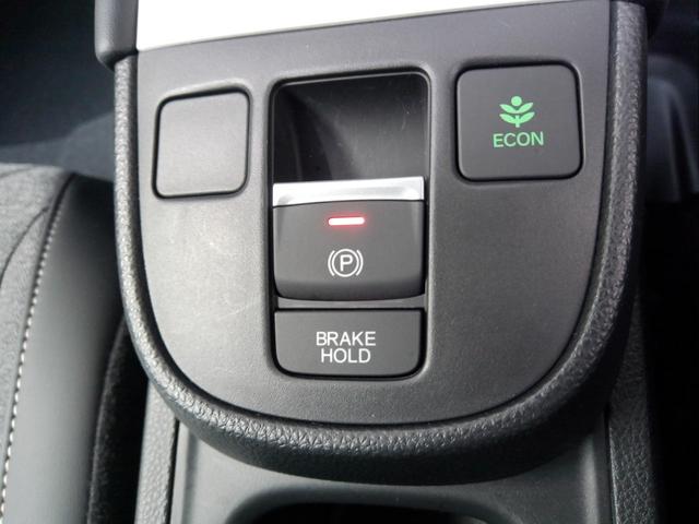 フィット ｅ：ＨＥＶホーム　当社デモカー　ＨｏｎｄａＳＥＮＳＩＮＧ　メモリーナビ　リアカメラ　ＥＴＣ　ＵＳＢ入力端子　ＬＥＤ　前後誤発進抑制機能　クリソナ　助手席エアバッグ　運転席エアバッグ　アイドリングストップ　ＵＳＢ接続（9枚目）