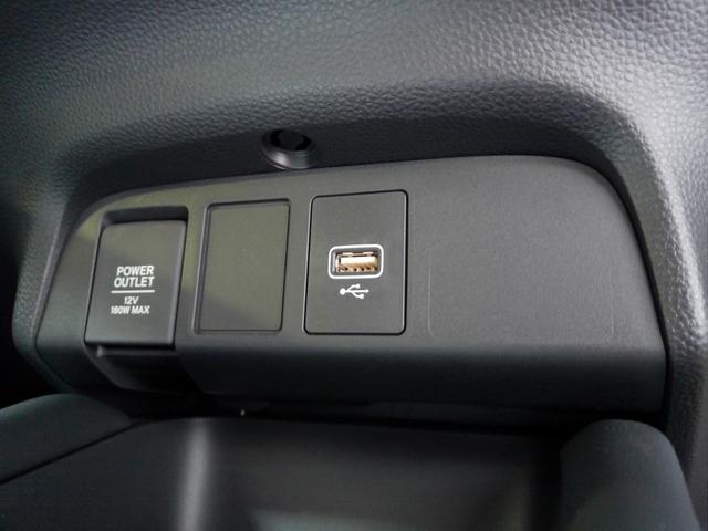 フィット ｅ：ＨＥＶホーム　当社デモカー　ＨｏｎｄａＳＥＮＳＩＮＧ　メモリーナビ　リアカメラ　ＥＴＣ　ＵＳＢ入力端子　ＬＥＤ　前後誤発進抑制機能　クリソナ　助手席エアバッグ　運転席エアバッグ　アイドリングストップ　ＵＳＢ接続（10枚目）