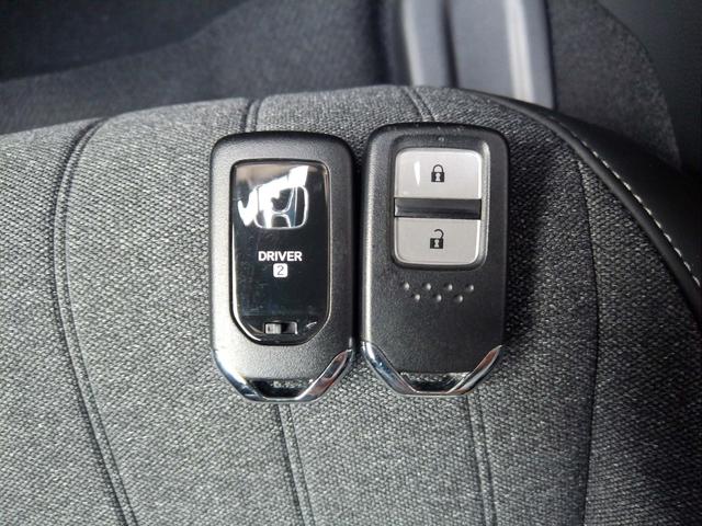 フィット ｅ：ＨＥＶホーム　当社デモカー　ＨｏｎｄａＳＥＮＳＩＮＧ　メモリーナビ　リアカメラ　ＥＴＣ　ＵＳＢ入力端子　ＬＥＤ　前後誤発進抑制機能　クリソナ　助手席エアバッグ　運転席エアバッグ　アイドリングストップ　ＵＳＢ接続（11枚目）
