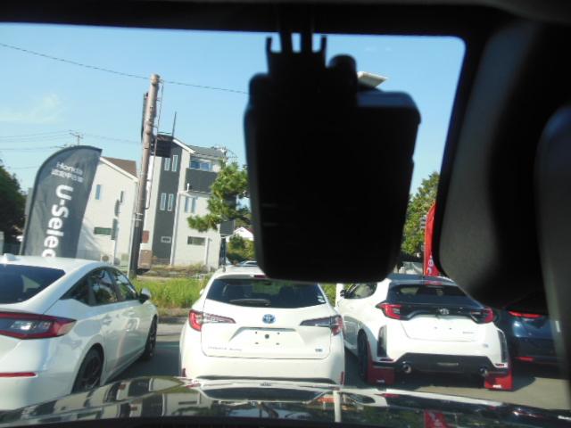 ヴェゼル ｅ：ＨＥＶＺ　ＨｏｎｄａＳＥＮＳＩＮＧ　ドラレコ　メモリーナビ　リアカメラ　ＥＴＣ　純正アルミ　ドアバイザー　衝突回避支援ブレーキ機能　１オナ　スマキ　フルオートエアコン　Ｄレコ　エアバッグ　両席エアバック　Ｒカメ（3枚目）