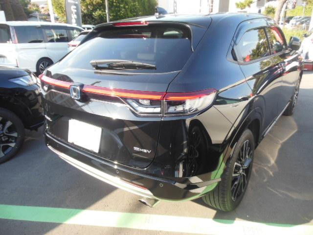 ヴェゼル ｅ：ＨＥＶＺ　ＨｏｎｄａＳＥＮＳＩＮＧ　ドラレコ　メモリーナビ　リアカメラ　ＥＴＣ　純正アルミ　ドアバイザー　衝突回避支援ブレーキ機能　１オナ　スマキ　フルオートエアコン　Ｄレコ　エアバッグ　両席エアバック　Ｒカメ（4枚目）