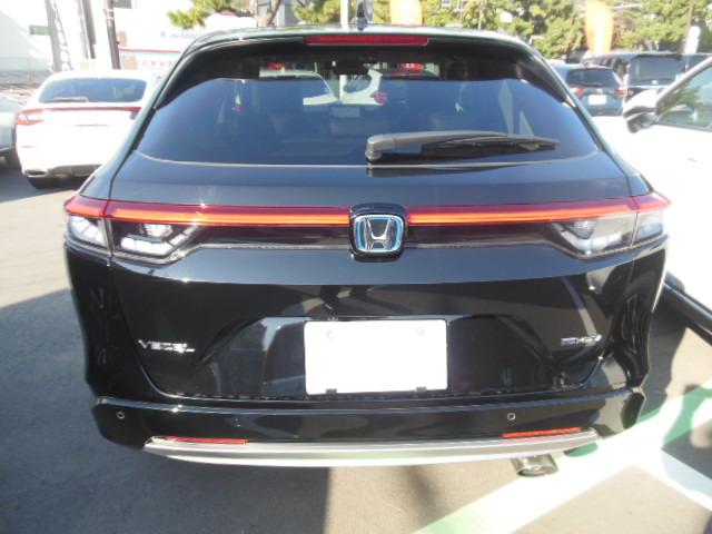 ヴェゼル ｅ：ＨＥＶＺ　ＨｏｎｄａＳＥＮＳＩＮＧ　ドラレコ　メモリーナビ　リアカメラ　ＥＴＣ　純正アルミ　ドアバイザー　衝突回避支援ブレーキ機能　１オナ　スマキ　フルオートエアコン　Ｄレコ　エアバッグ　両席エアバック　Ｒカメ（6枚目）
