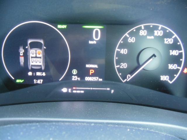 ヴェゼル ｅ：ＨＥＶＺ　ＨｏｎｄａＳＥＮＳＩＮＧ　ドラレコ　メモリーナビ　リアカメラ　ＥＴＣ　純正アルミ　ドアバイザー　衝突回避支援ブレーキ機能　１オナ　スマキ　フルオートエアコン　Ｄレコ　エアバッグ　両席エアバック　Ｒカメ（8枚目）