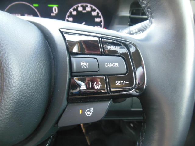 ヴェゼル ｅ：ＨＥＶＺ　ＨｏｎｄａＳＥＮＳＩＮＧ　ドラレコ　メモリーナビ　リアカメラ　ＥＴＣ　純正アルミ　ドアバイザー　衝突回避支援ブレーキ機能　１オナ　スマキ　フルオートエアコン　Ｄレコ　エアバッグ　両席エアバック　Ｒカメ（9枚目）