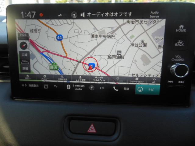 ヴェゼル ｅ：ＨＥＶＺ　ＨｏｎｄａＳＥＮＳＩＮＧ　ドラレコ　メモリーナビ　リアカメラ　ＥＴＣ　純正アルミ　ドアバイザー　衝突回避支援ブレーキ機能　１オナ　スマキ　フルオートエアコン　Ｄレコ　エアバッグ　両席エアバック　Ｒカメ（10枚目）
