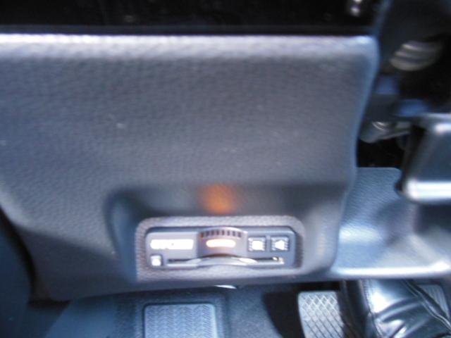 ヴェゼル ｅ：ＨＥＶＺ　ＨｏｎｄａＳＥＮＳＩＮＧ　ドラレコ　メモリーナビ　リアカメラ　ＥＴＣ　純正アルミ　ドアバイザー　衝突回避支援ブレーキ機能　１オナ　スマキ　フルオートエアコン　Ｄレコ　エアバッグ　両席エアバック　Ｒカメ（12枚目）