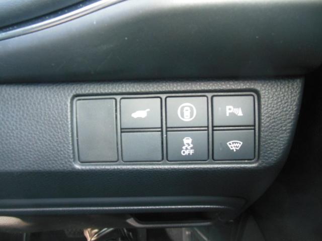 ヴェゼル ｅ：ＨＥＶＺ　ＨｏｎｄａＳＥＮＳＩＮＧ　ドラレコ　メモリーナビ　リアカメラ　ＥＴＣ　純正アルミ　ドアバイザー　衝突回避支援ブレーキ機能　１オナ　スマキ　フルオートエアコン　Ｄレコ　エアバッグ　両席エアバック　Ｒカメ（13枚目）