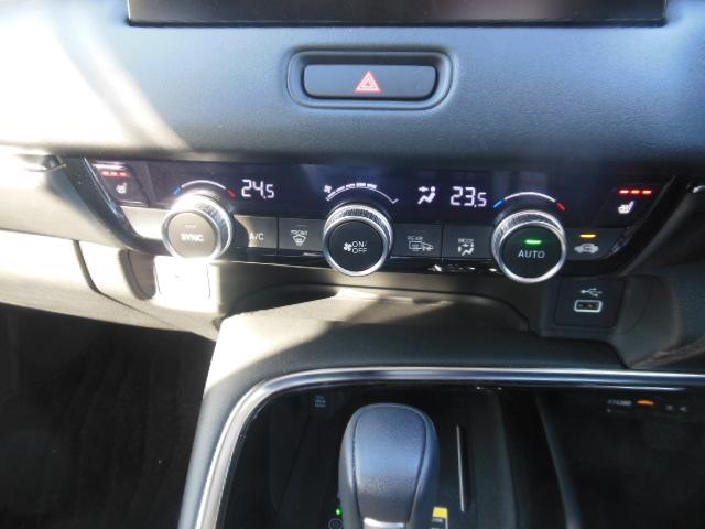 ヴェゼル ｅ：ＨＥＶＺ　ＨｏｎｄａＳＥＮＳＩＮＧ　ドラレコ　メモリーナビ　リアカメラ　ＥＴＣ　純正アルミ　ドアバイザー　衝突回避支援ブレーキ機能　１オナ　スマキ　フルオートエアコン　Ｄレコ　エアバッグ　両席エアバック　Ｒカメ（14枚目）