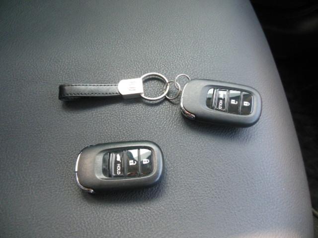 ヴェゼル ｅ：ＨＥＶＺ　ＨｏｎｄａＳＥＮＳＩＮＧ　ドラレコ　メモリーナビ　リアカメラ　ＥＴＣ　純正アルミ　ドアバイザー　衝突回避支援ブレーキ機能　１オナ　スマキ　フルオートエアコン　Ｄレコ　エアバッグ　両席エアバック　Ｒカメ（15枚目）