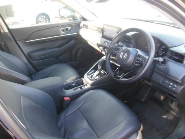 ヴェゼル ｅ：ＨＥＶＺ　ＨｏｎｄａＳＥＮＳＩＮＧ　ドラレコ　メモリーナビ　リアカメラ　ＥＴＣ　純正アルミ　ドアバイザー　衝突回避支援ブレーキ機能　１オナ　スマキ　フルオートエアコン　Ｄレコ　エアバッグ　両席エアバック　Ｒカメ（17枚目）