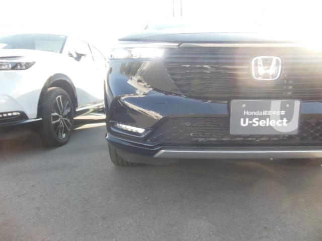 ヴェゼル ｅ：ＨＥＶＺ　ＨｏｎｄａＳＥＮＳＩＮＧ　ドラレコ　メモリーナビ　リアカメラ　ＥＴＣ　純正アルミ　ドアバイザー　衝突回避支援ブレーキ機能　１オナ　スマキ　フルオートエアコン　Ｄレコ　エアバッグ　両席エアバック　Ｒカメ（21枚目）