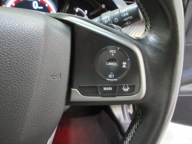 ハンドル右側にはクルーズコントロールのスイッチが装備され運転中の操作も安心して行えます！