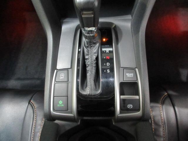 扱いやすい位置に配置されたフロアオートマチックです☆ＣＶＴを採用で滑らかでスムーズな走りが楽しめますよ♪パーキングブレーキはスイッチを引くだけで作動します♪