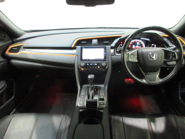 ドライバーを包み込むように、ディスプレーやスイッチ、コンソールを配置。座った瞬間から運転への期待が！空間そのものの心地よさにこだわっています。