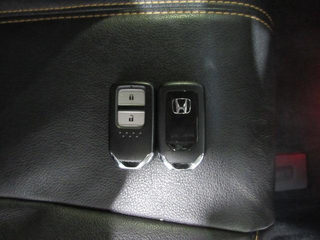 スマートキー付！キーを取り出さなくてもドアロックの施錠・開錠、エンジンの始動が出来ます！雨の日や荷物の多い日にとても便利ですね♪