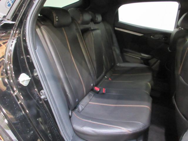 リアシートもゆったり快適に座っていただけますので、後部座席にお乗りの大切な方も楽しくドライブに参加していただけます。