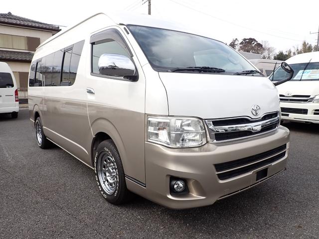 ハイエースワゴン トヨタ グランドキャビン キャンピング登録８ナンバー８人乗り車中泊ベッドキット ２２ｌ冷蔵庫 ２５ ｌｅｄ照明 床張り加工 禁煙 車 小窓付き ナビ ｔｖバックカメラｅｔｃキーレス １００ｖ電源 ３型 セカンドハウス製 千葉県 グランドキャビン