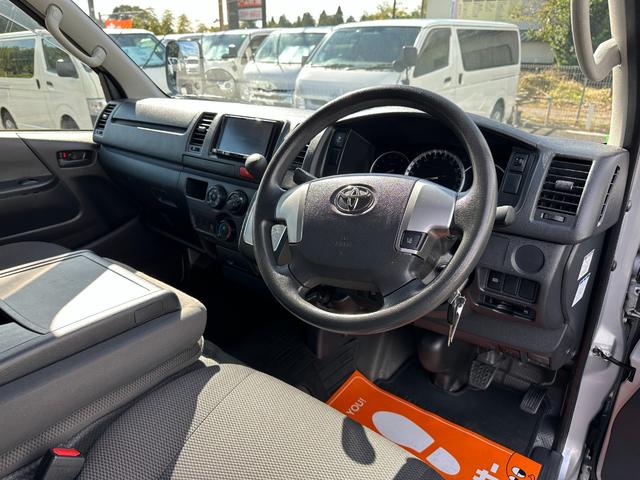 ハイエースバン ロングDX ディーゼルトヨタセーフティセンスナビバックカメラETCキーレスブルートゥース6速オートマ両側スライドドアタイベルチェーン衝突軽減オートハイビームセキュリティールームクリーニング済み(17枚目)