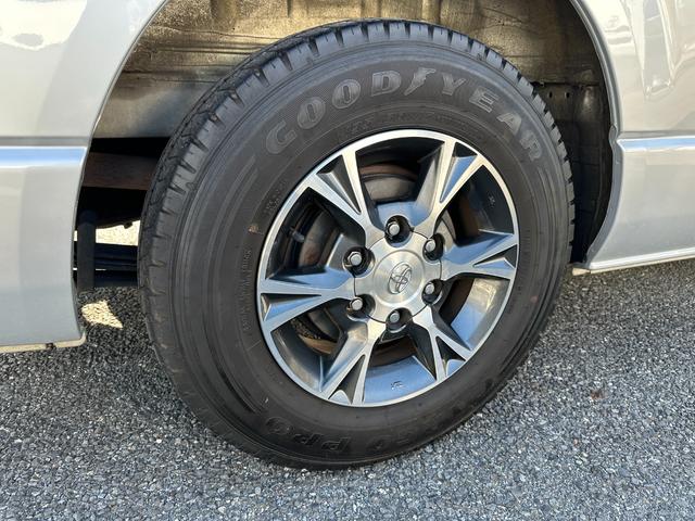 ハイエースバン ロングDX GLパッケージ 4WDディーゼルターボ9人リヤクーラーヒーターLEDヘッドライト純正ナビTVバックカメラETCWエアバック100V電源コーナーセンサー純正15インチAWタイミングベルト交換済みステッカー(11枚目)