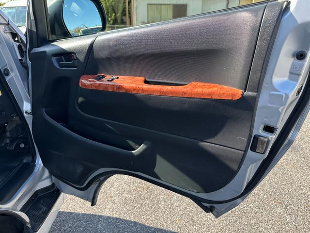 ハイエースバン ロングDX GLパッケージ 4WDディーゼルターボ9人リヤクーラーヒーターLEDヘッドライト純正ナビTVバックカメラETCWエアバック100V電源コーナーセンサー純正15インチAWタイミングベルト交換済みステッカー(14枚目)