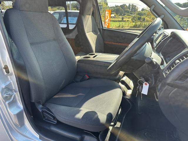 ハイエースバン ロングDX GLパッケージ 4WDディーゼルターボ9人リヤクーラーヒーターLEDヘッドライト純正ナビTVバックカメラETCWエアバック100V電源コーナーセンサー純正15インチAWタイミングベルト交換済みステッカー(15枚目)