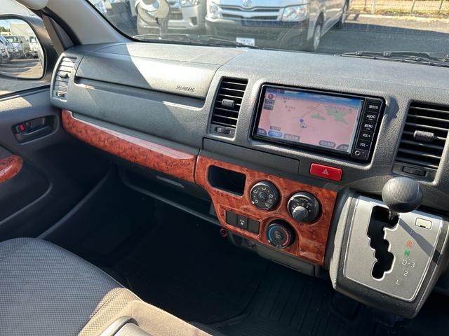 ハイエースバン ロングDX GLパッケージ 4WDディーゼルターボ9人リヤクーラーヒーターLEDヘッドライト純正ナビTVバックカメラETCWエアバック100V電源コーナーセンサー純正15インチAWタイミングベルト交換済みステッカー(22枚目)