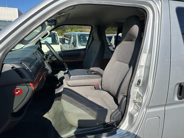 ハイエースバン ロングDX GLパッケージ 4WDディーゼルターボ9人リヤクーラーヒーターLEDヘッドライト純正ナビTVバックカメラETCWエアバック100V電源コーナーセンサー純正15インチAWタイミングベルト交換済みステッカー(27枚目)