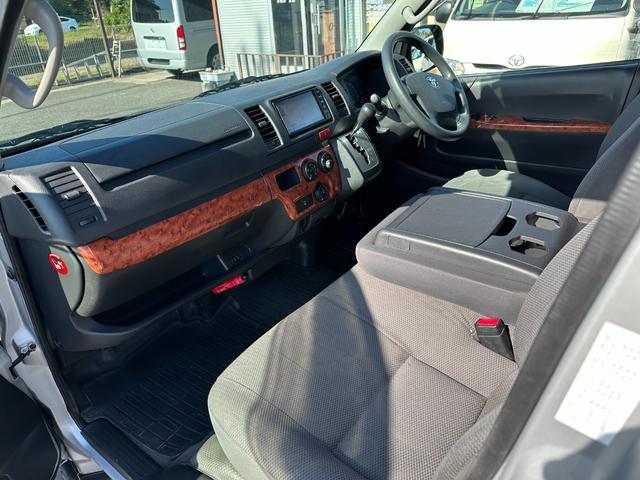 ハイエースバン ロングDX GLパッケージ 4WDディーゼルターボ9人リヤクーラーヒーターLEDヘッドライト純正ナビTVバックカメラETCWエアバック100V電源コーナーセンサー純正15インチAWタイミングベルト交換済みステッカー(28枚目)