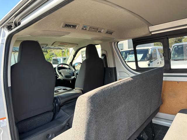 ハイエースバン ロングDX GLパッケージ 4WDディーゼルターボ9人リヤクーラーヒーターLEDヘッドライト純正ナビTVバックカメラETCWエアバック100V電源コーナーセンサー純正15インチAWタイミングベルト交換済みステッカー(32枚目)