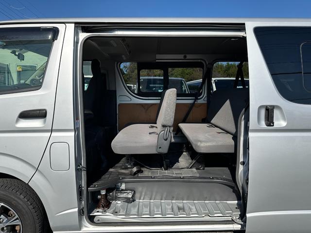 ハイエースバン ロングDX GLパッケージ 4WDディーゼルターボ9人リヤクーラーヒーターLEDヘッドライト純正ナビTVバックカメラETCWエアバック100V電源コーナーセンサー純正15インチAWタイミングベルト交換済みステッカー(33枚目)