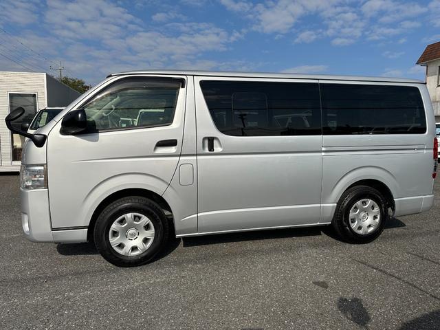 ハイエースバン ロングDX GLパッケージ リヤクーラーヒーター6速オートマトヨタセーフティセンス ナビTVバックカメラETCドラレコキーレス両側スライドドア小窓電動格納ミラーセキュリティー2023年製造タイヤタイベルチェーン(5枚目)