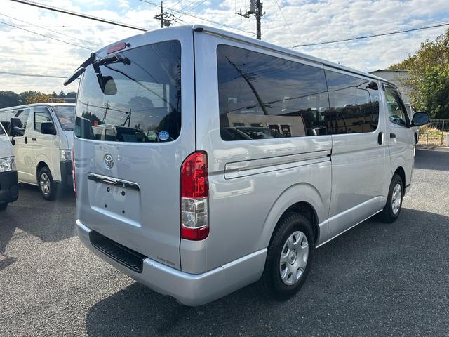 ハイエースバン ロングDX GLパッケージ リヤクーラーヒーター6速オートマトヨタセーフティセンス ナビTVバックカメラETCドラレコキーレス両側スライドドア小窓電動格納ミラーセキュリティー2023年製造タイヤタイベルチェーン(8枚目)