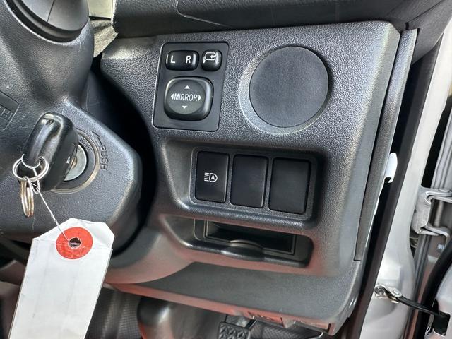 ハイエースバン ロングDX GLパッケージ リヤクーラーヒーター6速オートマトヨタセーフティセンス ナビTVバックカメラETCドラレコキーレス両側スライドドア小窓電動格納ミラーセキュリティー2023年製造タイヤタイベルチェーン(18枚目)