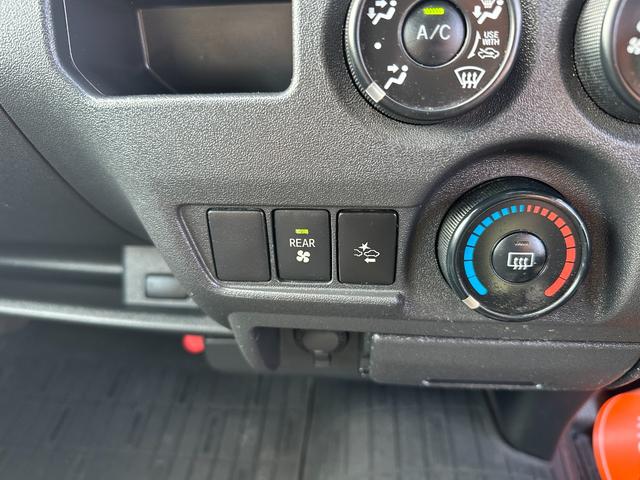 ハイエースバン ロングDX GLパッケージ リヤクーラーヒーター6速オートマトヨタセーフティセンス ナビTVバックカメラETCドラレコキーレス両側スライドドア小窓電動格納ミラーセキュリティー2023年製造タイヤタイベルチェーン(24枚目)