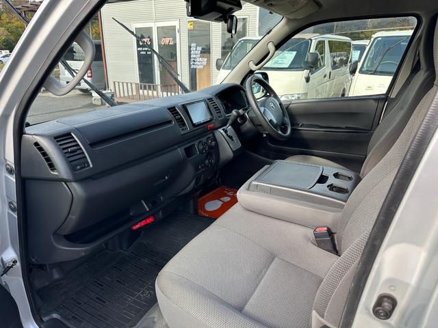 ハイエースバン ロングDX GLパッケージ リヤクーラーヒーター6速オートマトヨタセーフティセンス ナビTVバックカメラETCドラレコキーレス両側スライドドア小窓電動格納ミラーセキュリティー2023年製造タイヤタイベルチェーン(28枚目)