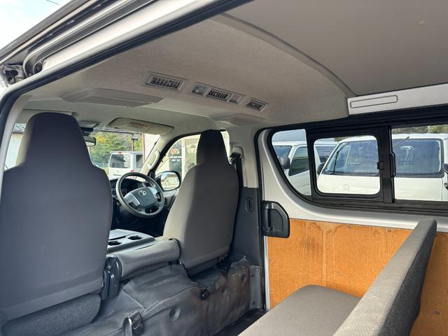 ハイエースバン ロングDX GLパッケージ リヤクーラーヒーター6速オートマトヨタセーフティセンス ナビTVバックカメラETCドラレコキーレス両側スライドドア小窓電動格納ミラーセキュリティー2023年製造タイヤタイベルチェーン(31枚目)