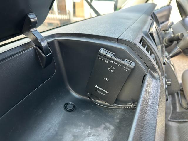 ハイエースバン ロングDX GLパッケージ リヤクーラーヒーター6速オートマトヨタセーフティセンス ナビTVバックカメラETCドラレコキーレス両側スライドドア小窓電動格納ミラーセキュリティー2023年製造タイヤタイベルチェーン(35枚目)