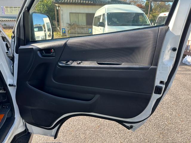 ハイエースバン ＳロングＤＸ　ワイドハイルーフ床張り加工純正ナビＴＶバックカメラＥＴＣブルートゥース２０２４年製造タイヤ　タイベルチェーンルームクリーニング済み６人乗り１ナンバー１年車検（14枚目）
